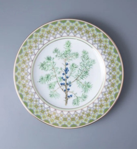 81.33952.00.1 Тарелка декоративная ИФЗ Европейская, Можжевельник ароматный, 270мм, подарочный набор, фарфор, АО "Императорский фарфоровый завод" 81.33952.00.1 - фото 636060