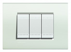 LNA4803BI LivingLight Рамка прямоугольная, 3 поста (итальянский стандарт), цвет белый Bticino (Legrand) LNA4803BI