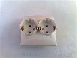 1590459-031 S15 Розетка 2-ая 2Р+Е Schuko моноблок, 16А, 250В, винтовой зажим, слон. кость (уп.16шт.) Simon Electric 1590459-031