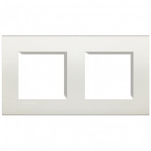 LNA4802M2BI LivingLight Рамка прямоугольная, 2 поста (немецкий стандарт 2+2 модуля, межосевое расстояние 71мм), цвет белый Bticino (Legrand) LNA4802M2BI