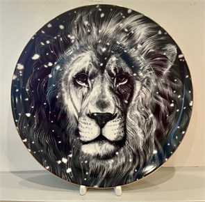 81.26806.00.1 Подарочный набор Тарелка 300 мм Тотем Лев форма Эллипс-2, ИФЗ 81.26806.00.1