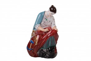 82.00149.00.1 Скульптура Вышивающая знамя, ИФЗ 82.00149.00.1